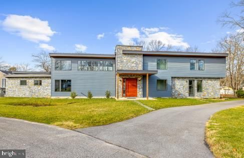 Backyard, Exterior, Facade, Raised Ranch