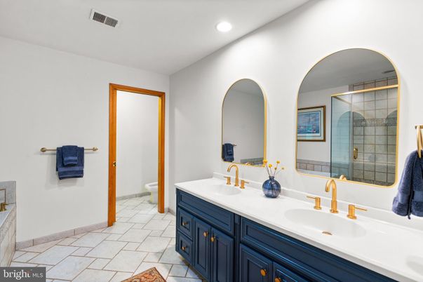Bathroom, Dual Sink Vanities, Interior, Recessed Lighting
