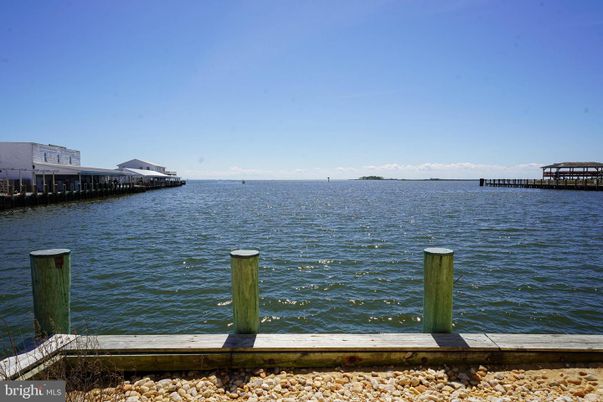 Exterior, Lake