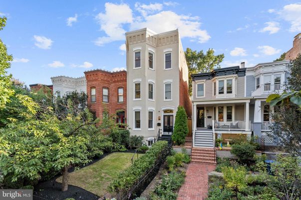 Exterior, Facade, Rowhouse