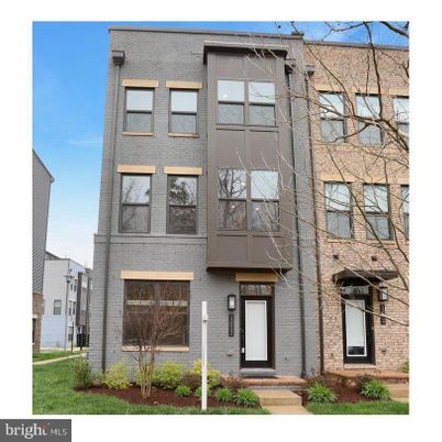 Exterior, Facade, Brick Facade, Rowhouse