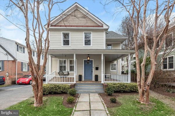 Exterior, Facade, Queen Anne Victorian