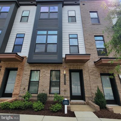 Exterior, Facade, Brick Facade, Rowhouse