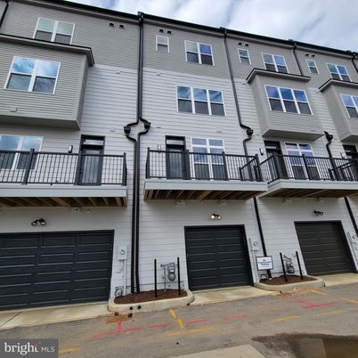 Attached, Exterior, Facade, Rowhouse