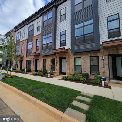 Exterior, Facade, Brick Facade, Rowhouse