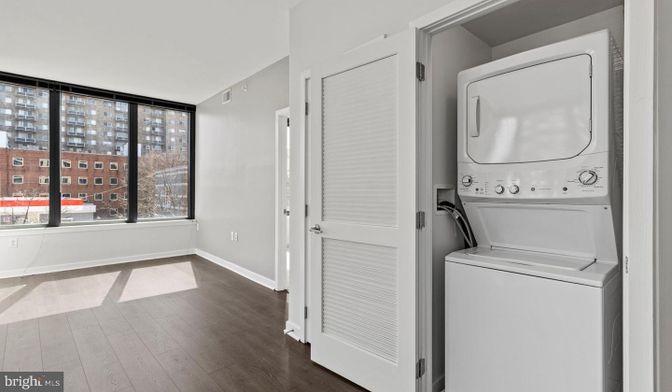 Interior, Utility Closets, Washer, Wood Texture Flooring