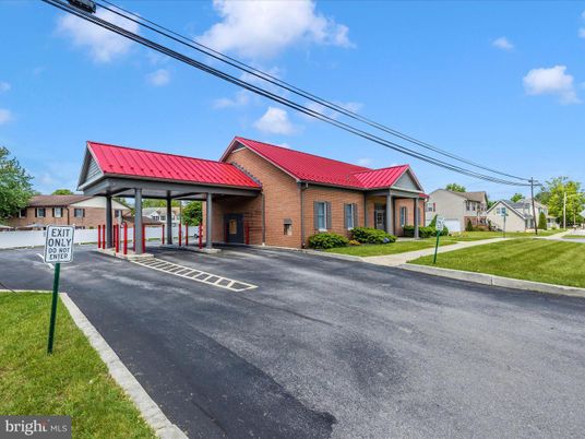 Backyard, Exterior, Facade, Brick Facade, Ranch