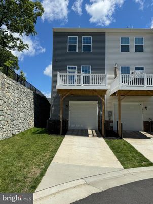 Attached, Exterior, Facade, Rowhouse