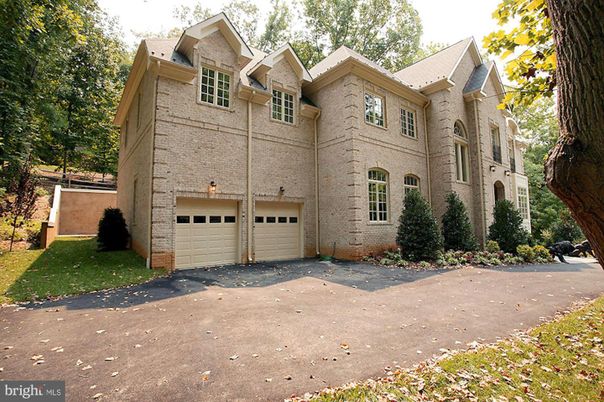 Attached, Exterior, Facade, Brick Traditional