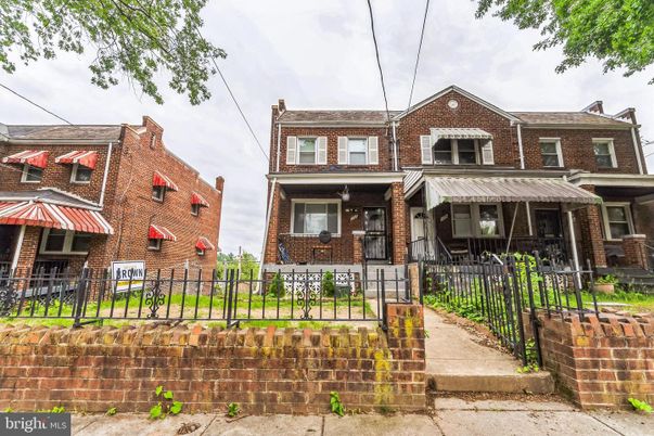 Exterior, Facade, Brick Facade, Rowhouse