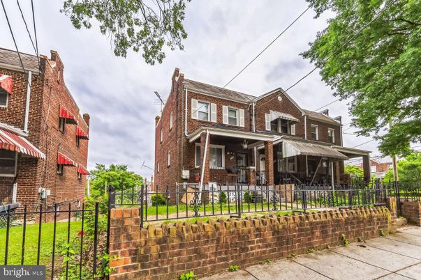 Exterior, Facade, Brick Facade, Rowhouse