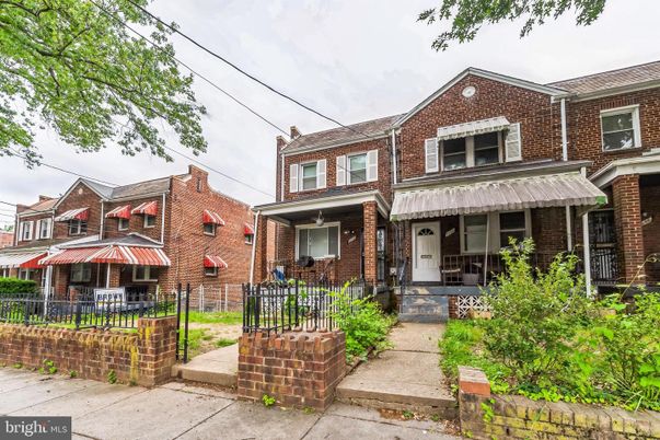 Exterior, Facade, Brick Facade, Rowhouse