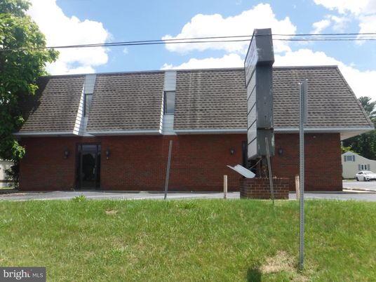Exterior, Facade, Brick Facade, Cape Cod
