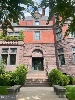 Exterior, Facade, Rowhouse