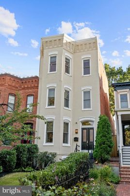 Exterior, Facade, Brick Facade, Rowhouse