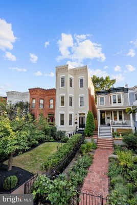 Exterior, Facade, Rowhouse