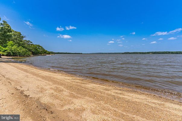 Exterior, Lake
