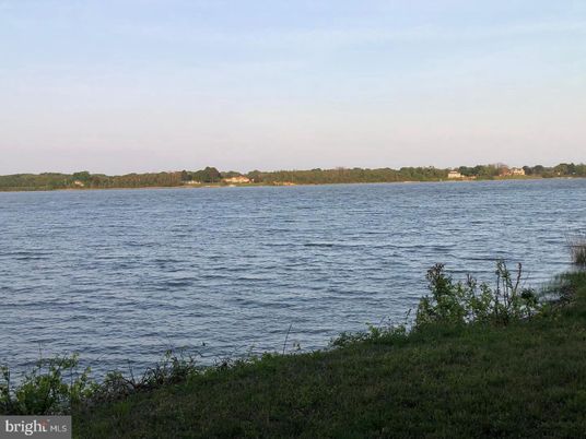 Exterior, Lake