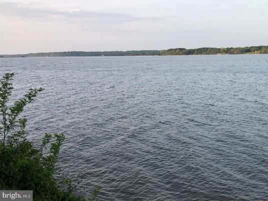 Exterior, Lake