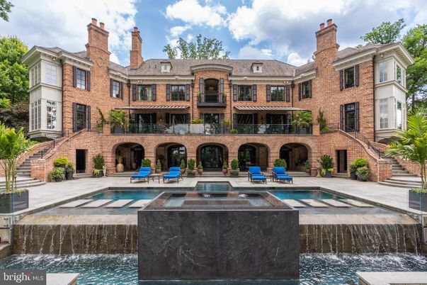 Exterior, Facade, Brick Facade, Pool, Rowhouse