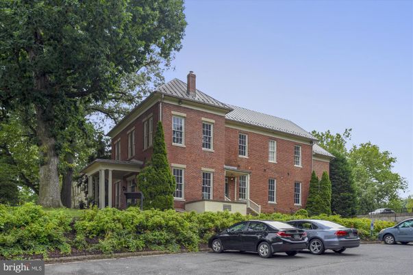 Exterior, Facade, Brick Facade, Georgian