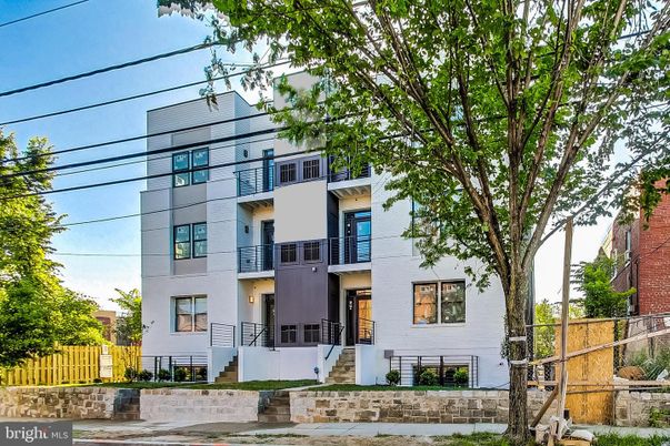 Exterior, Facade, Modern