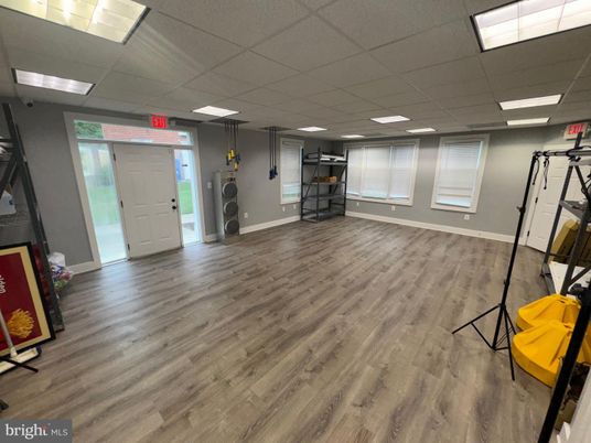 Fitness Equipment, Interior, Recessed Lighting, Wood Texture Flooring