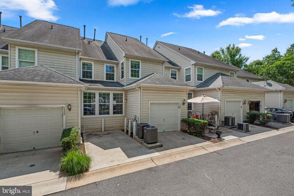Attached, Exterior, Facade, Cape Cod