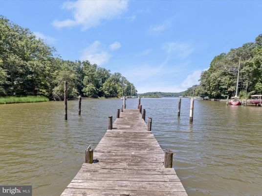 Exterior, Lake