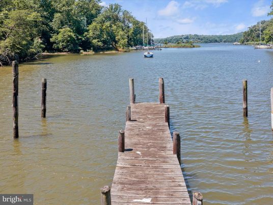 Exterior, Lake