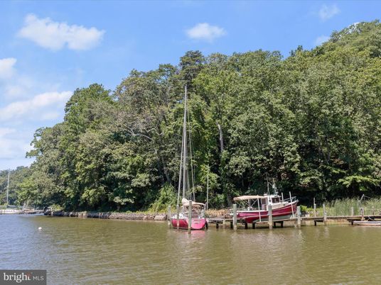 Exterior, Lake