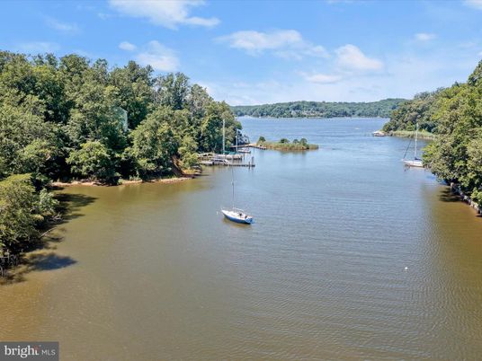 Exterior, Lake