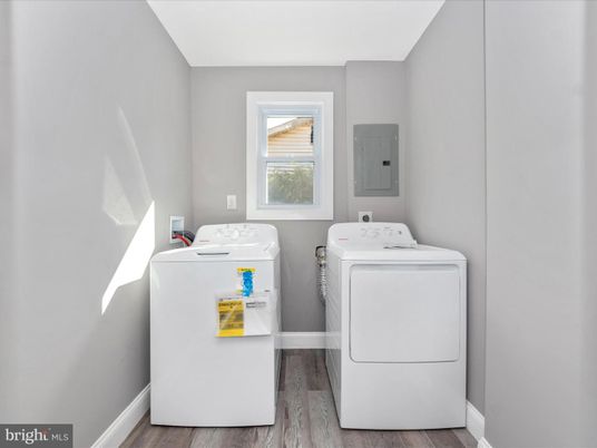 Interior, Washer, Wood Texture Flooring