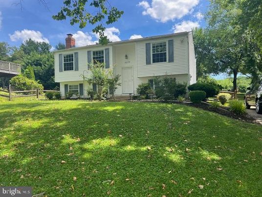 Backyard, Exterior, Facade, Raised Ranch
