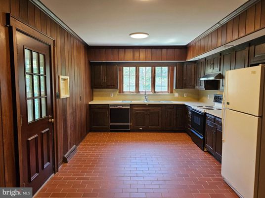 Interior, Kitchen, Recessed Lighting, Wooden Walls