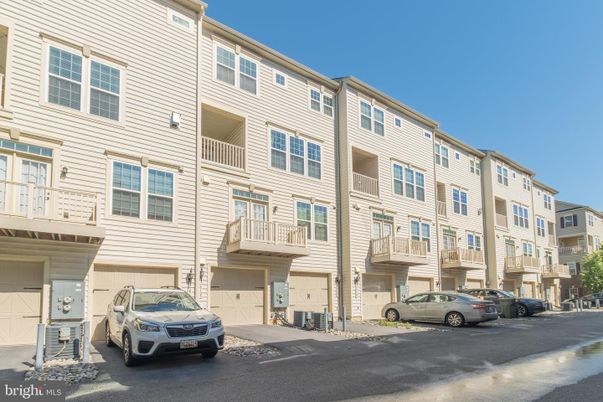 Attached, Exterior, Facade, Rowhouse