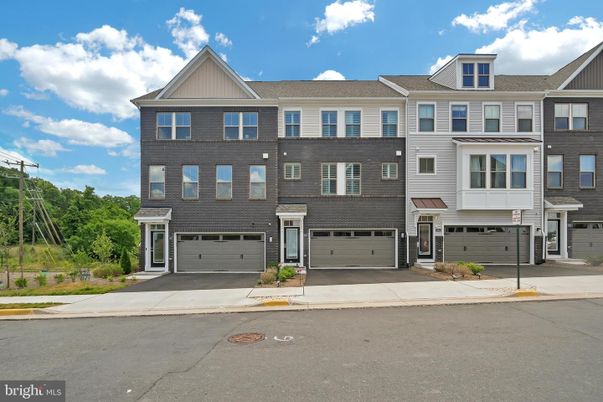 Attached, Exterior, Facade, Rowhouse