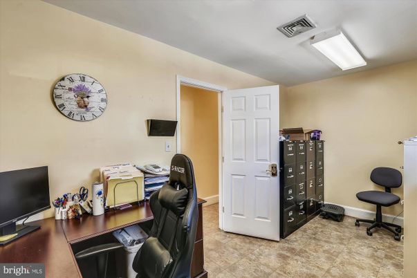 Home Office, Interior