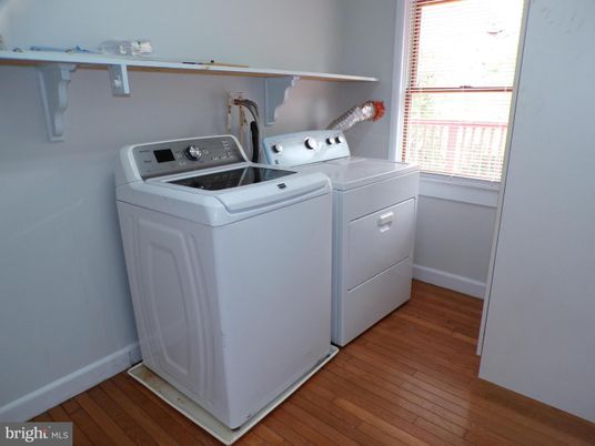 Interior, Washer, Wood Texture Flooring