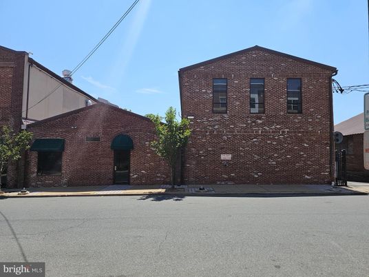 Exterior, Facade, Brick Facade, Georgian