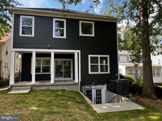 Exterior, Facade, Raised Ranch