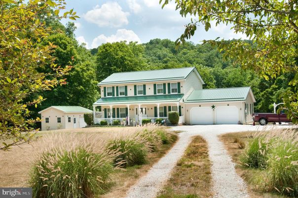 Attached, Exterior, Facade, Farmhouse