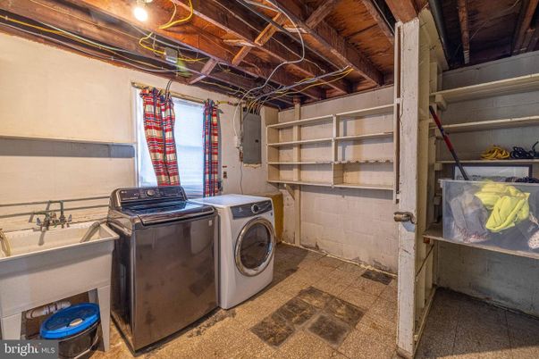 Interior, Washer, Wooden Beams
