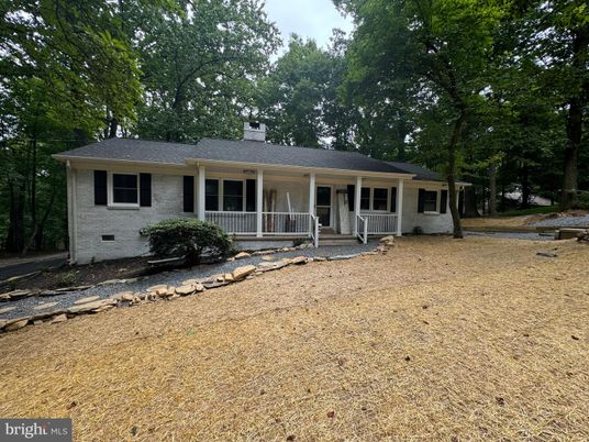 Exterior, Facade, Ranch