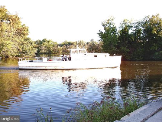 Exterior, Lake