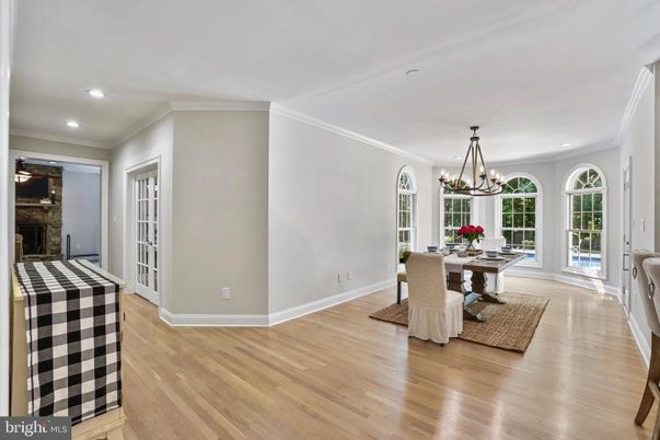 Chandelier, Dining room, Interior, Recessed Lighting, Wood Texture Flooring