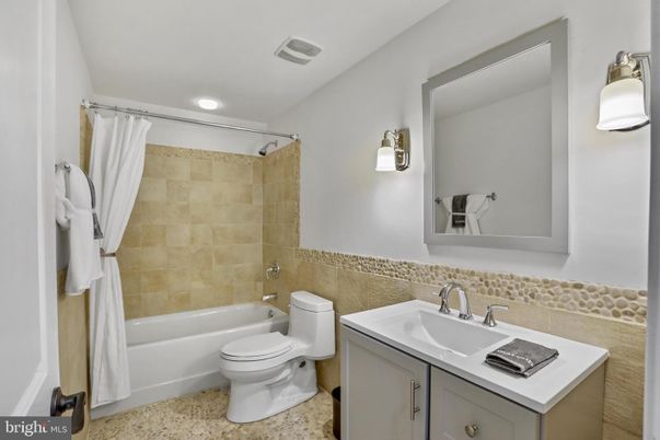 Bathroom, Interior, Recessed Lighting