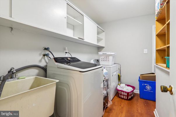 Interior, Washer, Wood Texture Flooring