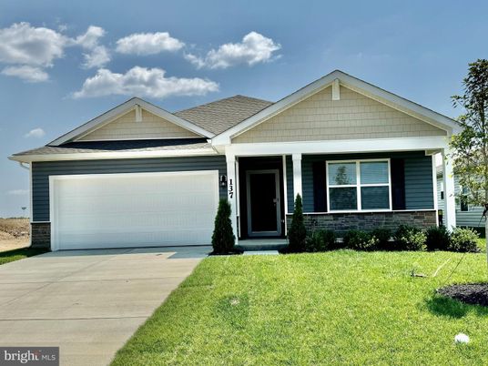 Attached, Exterior, Facade, American Craftsman