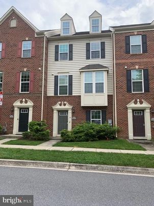 Exterior, Facade, Brick Facade, Rowhouse